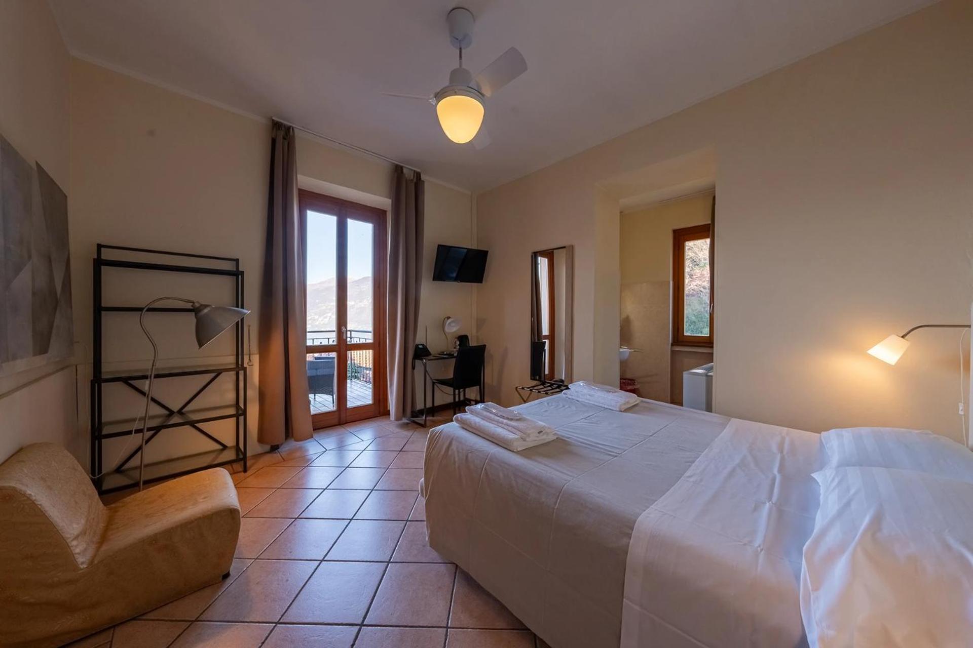 Hotel Il Perlo เบลลาโจ ภายนอก รูปภาพ